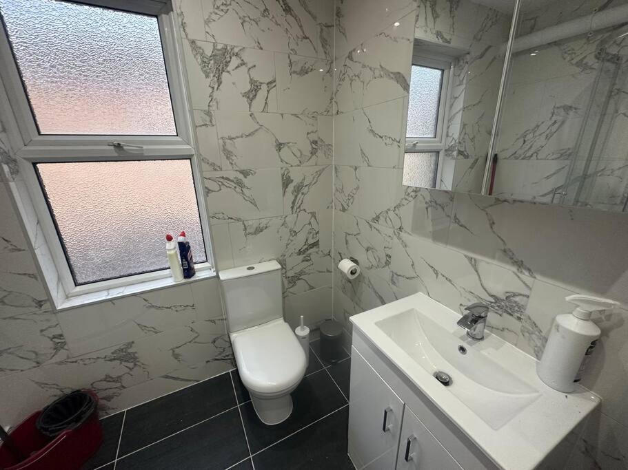 Modern 2 Bedroom Flat, Se6 Catford Exterior foto